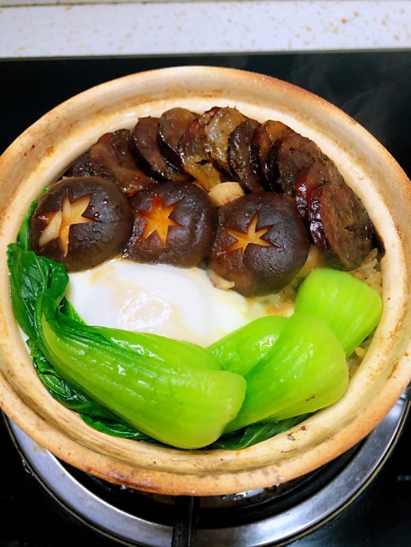 贵式腊肠煲仔饭