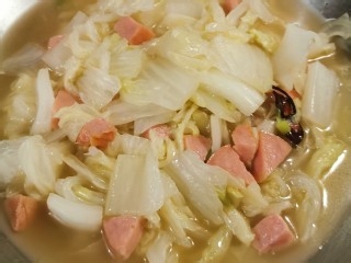 怎么做可口的火腿炖白菜
