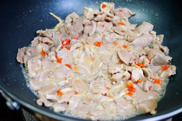 藕带剁椒炒鸡胗