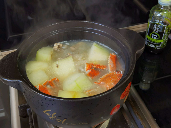 砂锅螃蟹炖骨汤