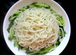 美味的炸酱面你在家也可吃到