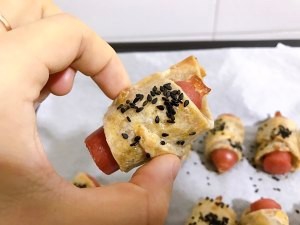 手抓饼烤肠卷,酥脆口感美味无比