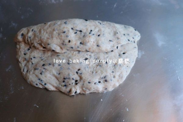 全麦黑芝麻软面包