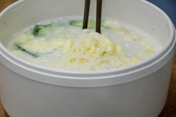 鸡蛋黄瓜鲜汤面