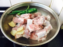 如何做板栗土豆焖排骨