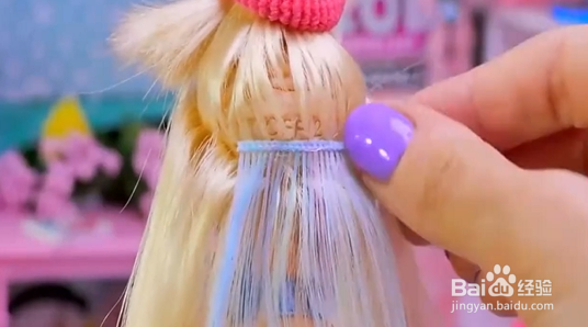 如何帮芭比美发?