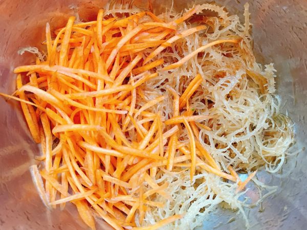 胡萝卜凉拌龙须菜