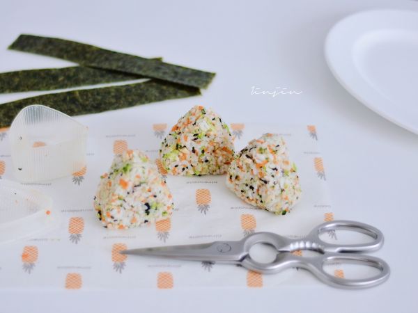 芝麻海苔三角饭团