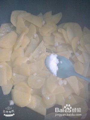 麻辣土豆片的做法。