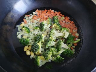 如何在家就能简单制作一份无米豆腐炒饭呢？