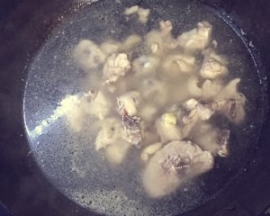 餐厅的黄焖鸡米饭