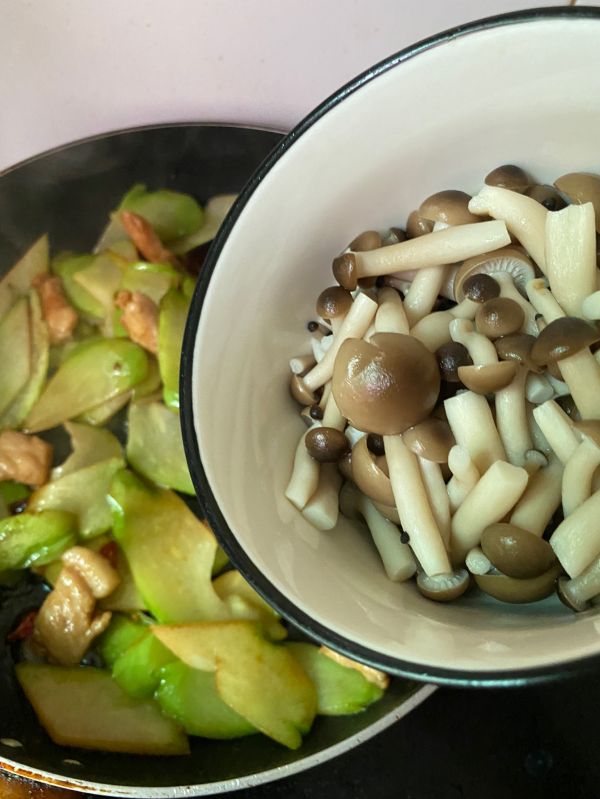 佛手瓜炒蟹味菇