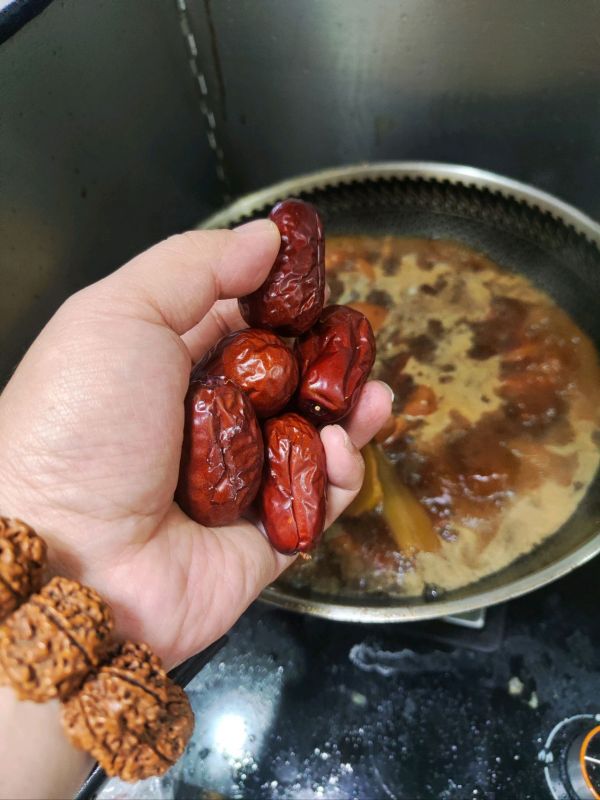 红烧肉偶遇红枣和土豆块