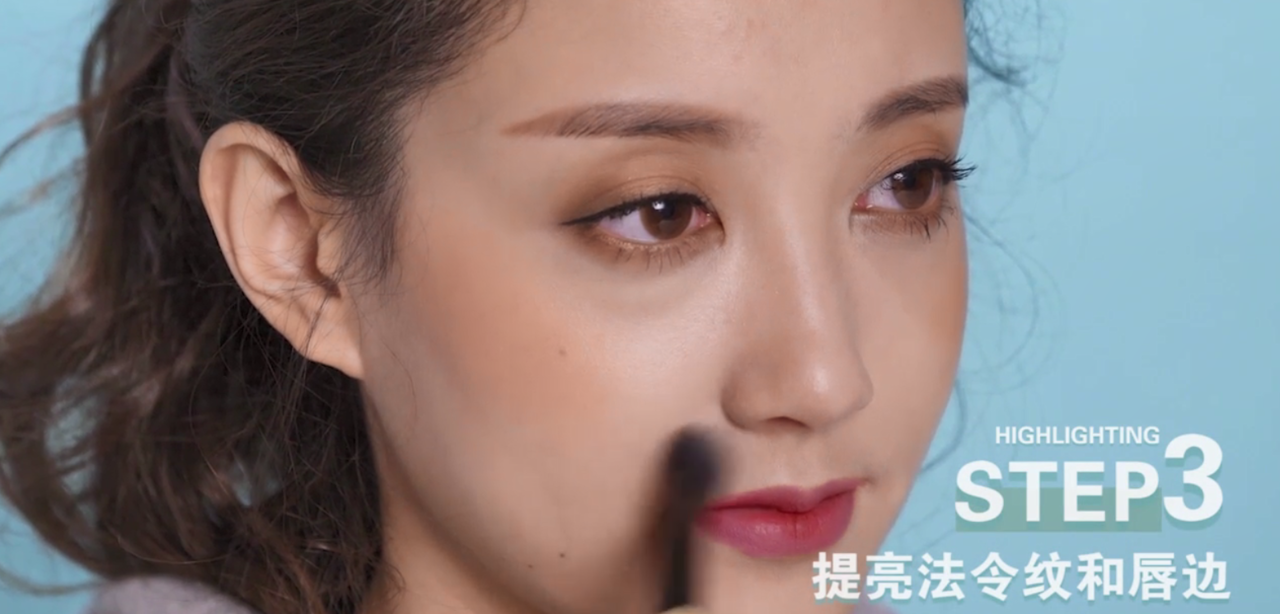 如何用修容打造嘴角上扬脸