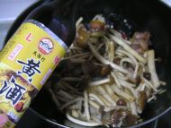腊肉干烧茶树菇的做法