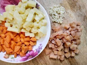 在家制作美味的三丁焖饭