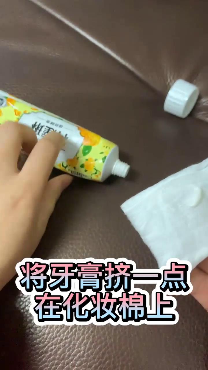如何处理手机上的污渍划痕