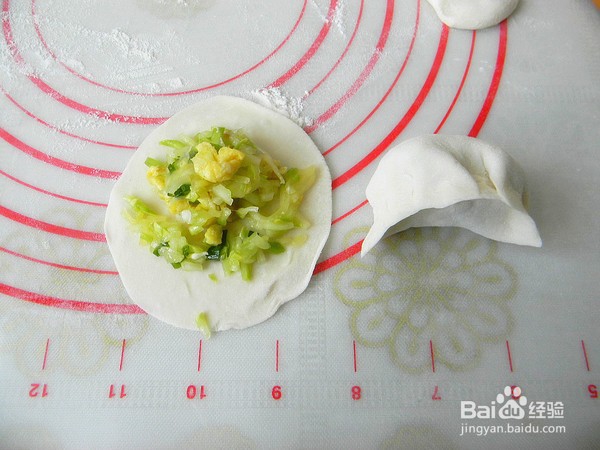 如何制作外筋里嫩的角瓜鸡蛋水煎饺