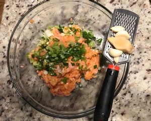 亚洲风味三文鱼饼的做法