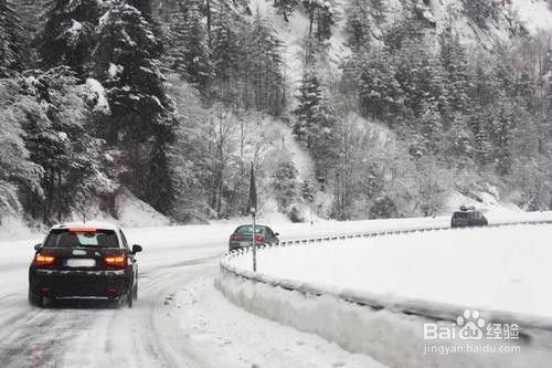 雨雪天开车的技巧
