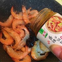 在家制作美味的什锦干锅香辣虾