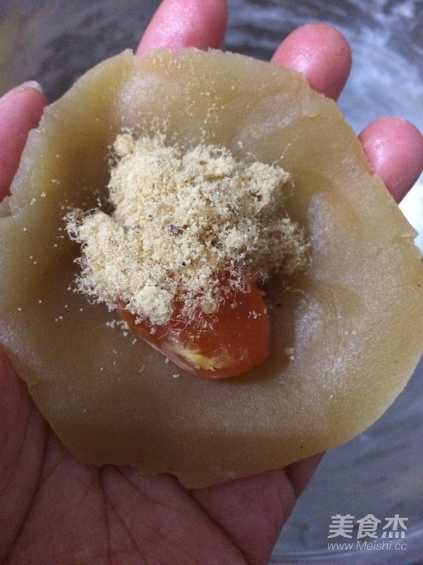 咸甜结合的莲蓉肉松蛋黄月饼