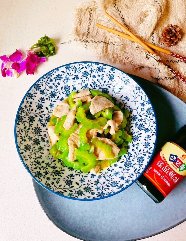 蚝油遇苦瓜肉片