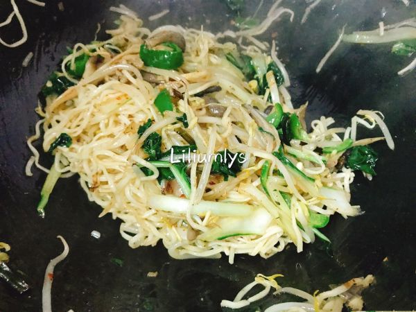 香辣平菇蔬菜炒面#10分钟早餐大挑战#