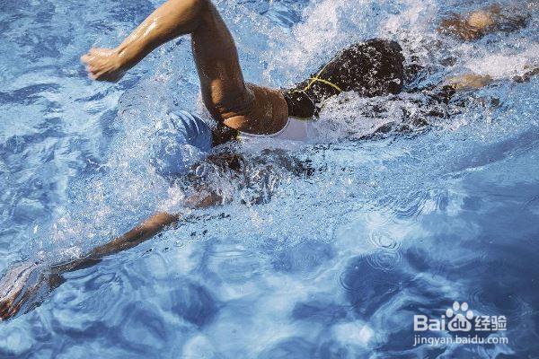 如何提高自由泳打腿技能