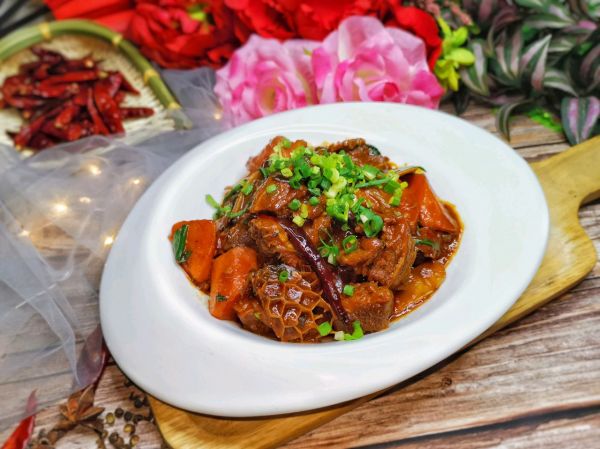 秘制萝卜焖牛腩