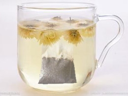 用菊花红茶包消除眼周浮肿