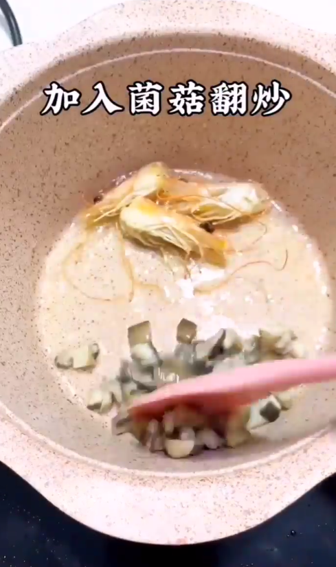 如何做鲜虾菌菇面