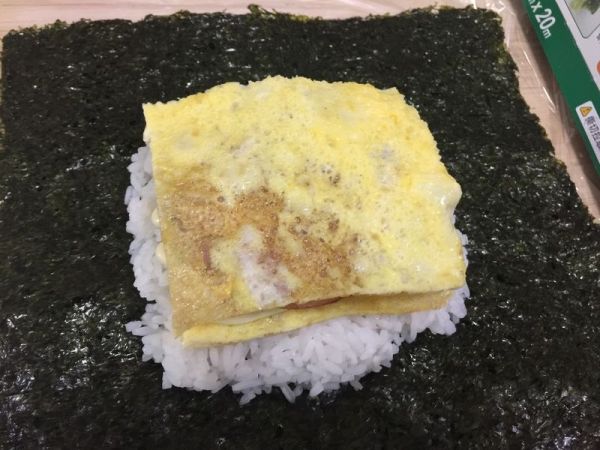 咸蛋黄肉松和叉烧火腿便当