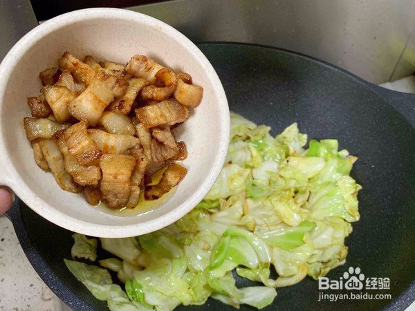 油腐乳包菜炒肉的做法