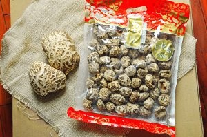 食补养生花菇腊肠芋头焖饭的做法