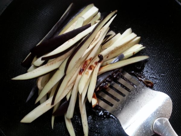 豆酱茄子条拌刀削面