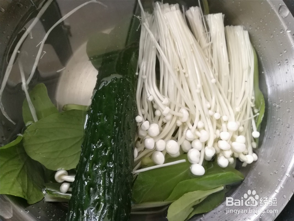 瘦肉丁黄瓜丝拌面