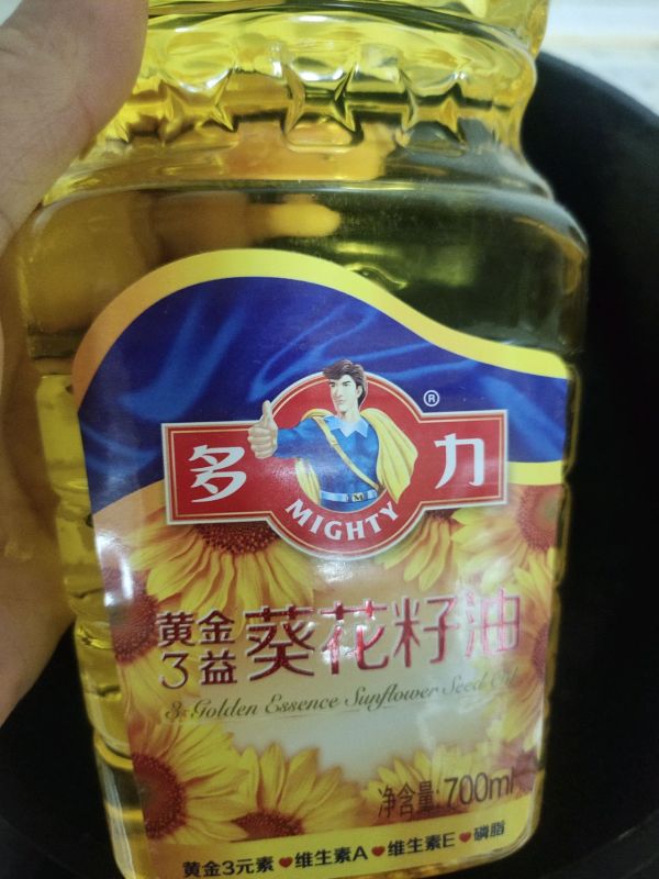 看世界杯吃薯片午餐肉