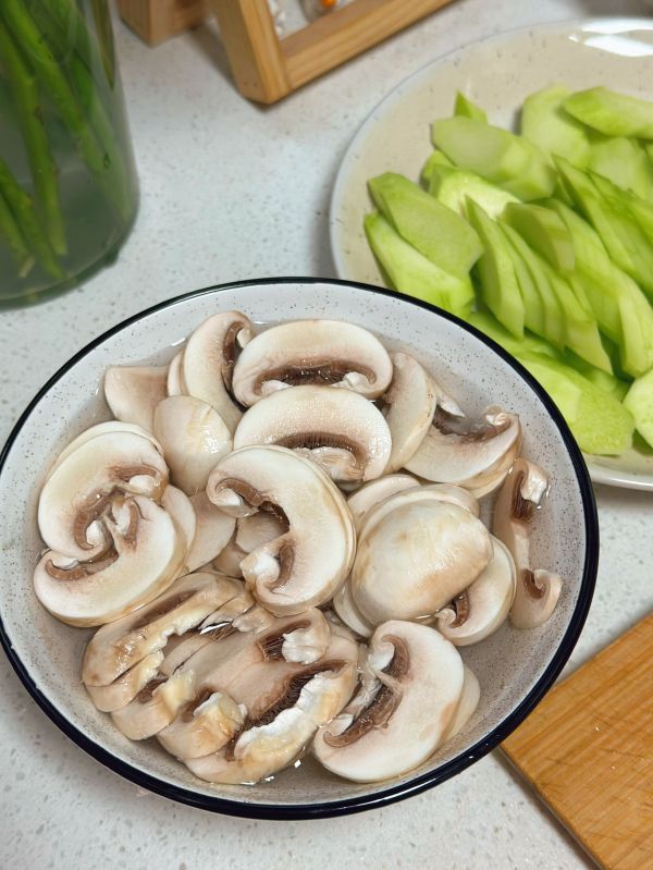 腊肉白蘑炒芥蓝