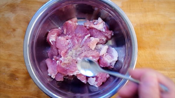 先炒莴笋还是炒肉