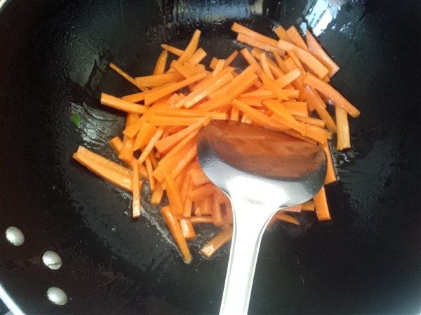 清脆可口的芹菜炒胡萝卜，让你唇齿留香!