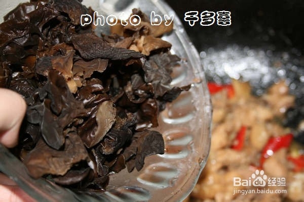家庭木耳姜片炒鸡怎么做？