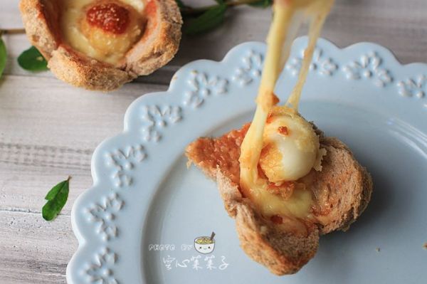 鱼子酱脆皮鹌鹑蛋吐司花杯