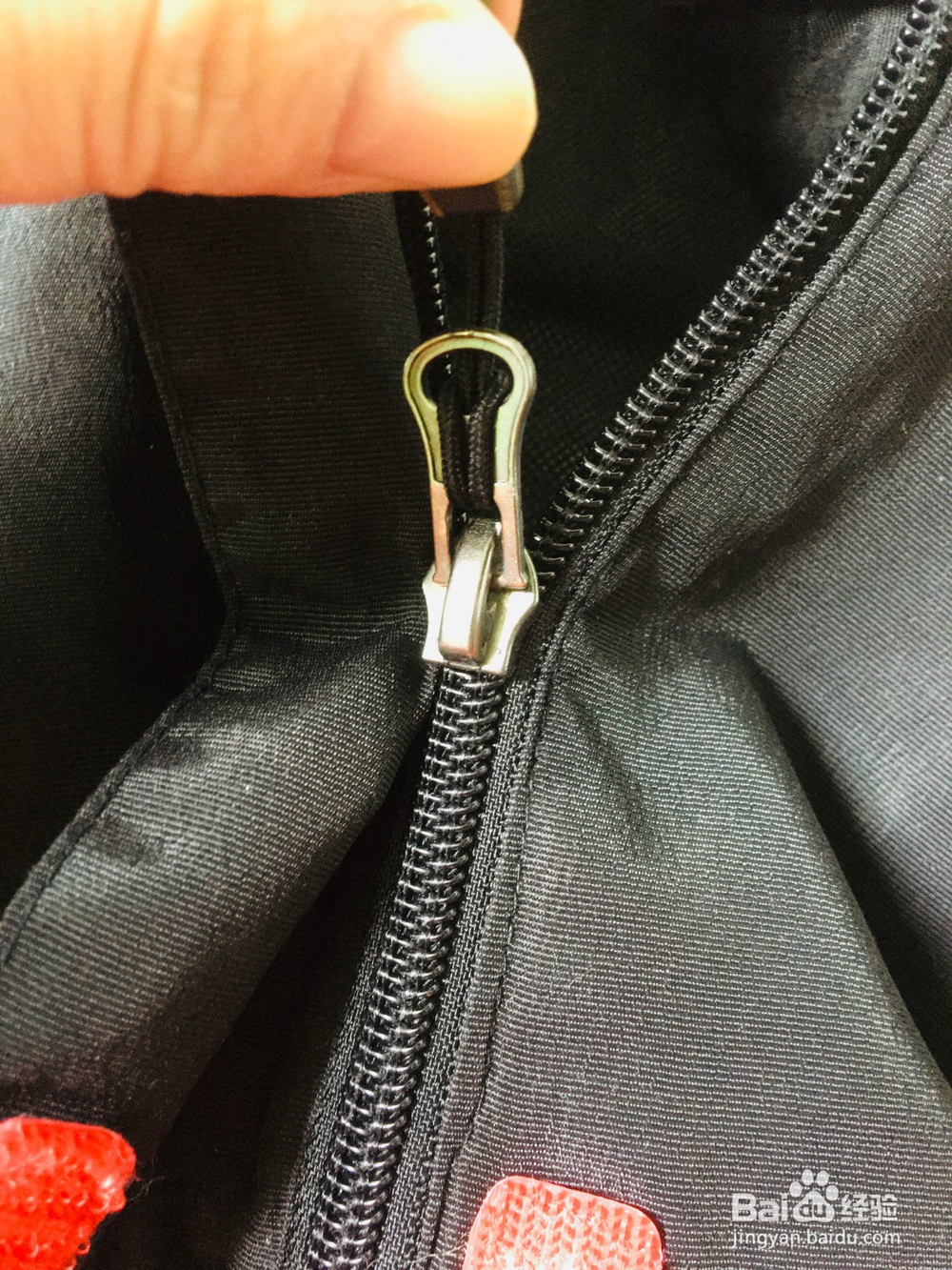 衣服拉锁夹衣服怎么办