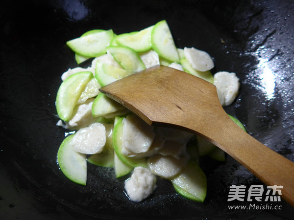 牛肉酱墨鱼丸炒西葫芦