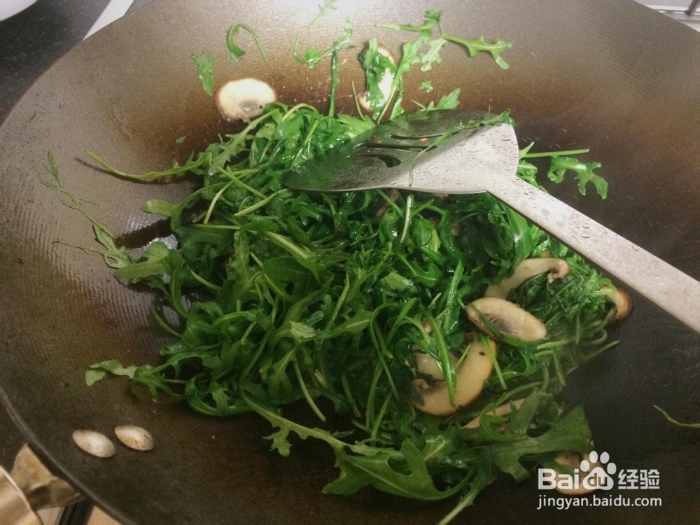 一个人做清香口蘑芝麻菜