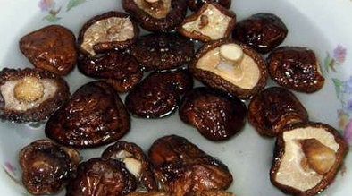 怎岩做香菇焖排骨