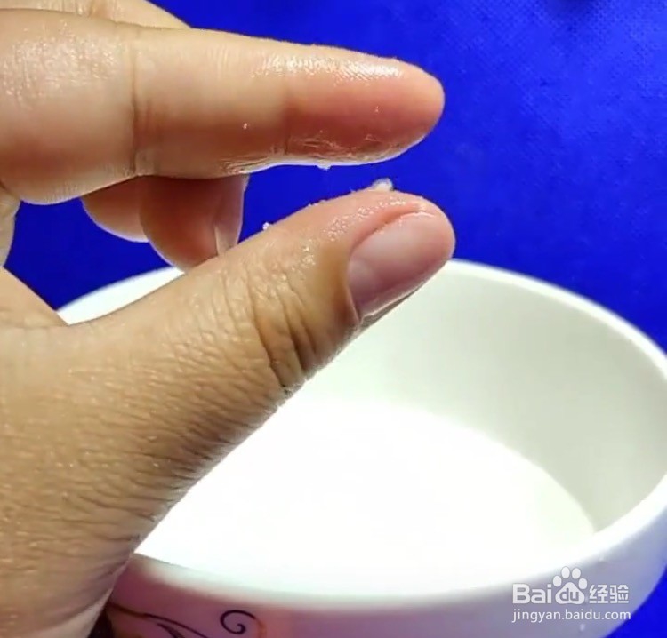 胶水粘在手上怎么清理？