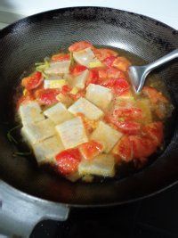 番茄煮鱼糕的做法