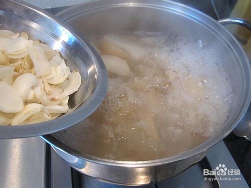 冰糖煲鲜百合雪耳糖水